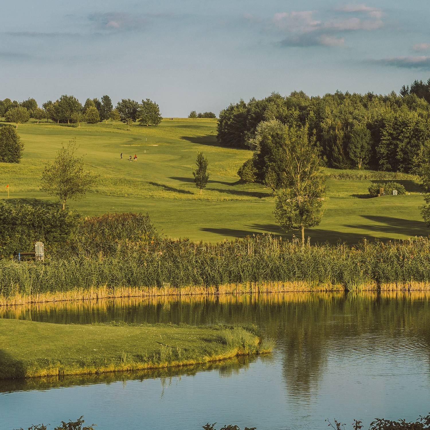 Hotel Reiters Supreme - Blick auf 18-Loch-Golfplatz mit Naturteich