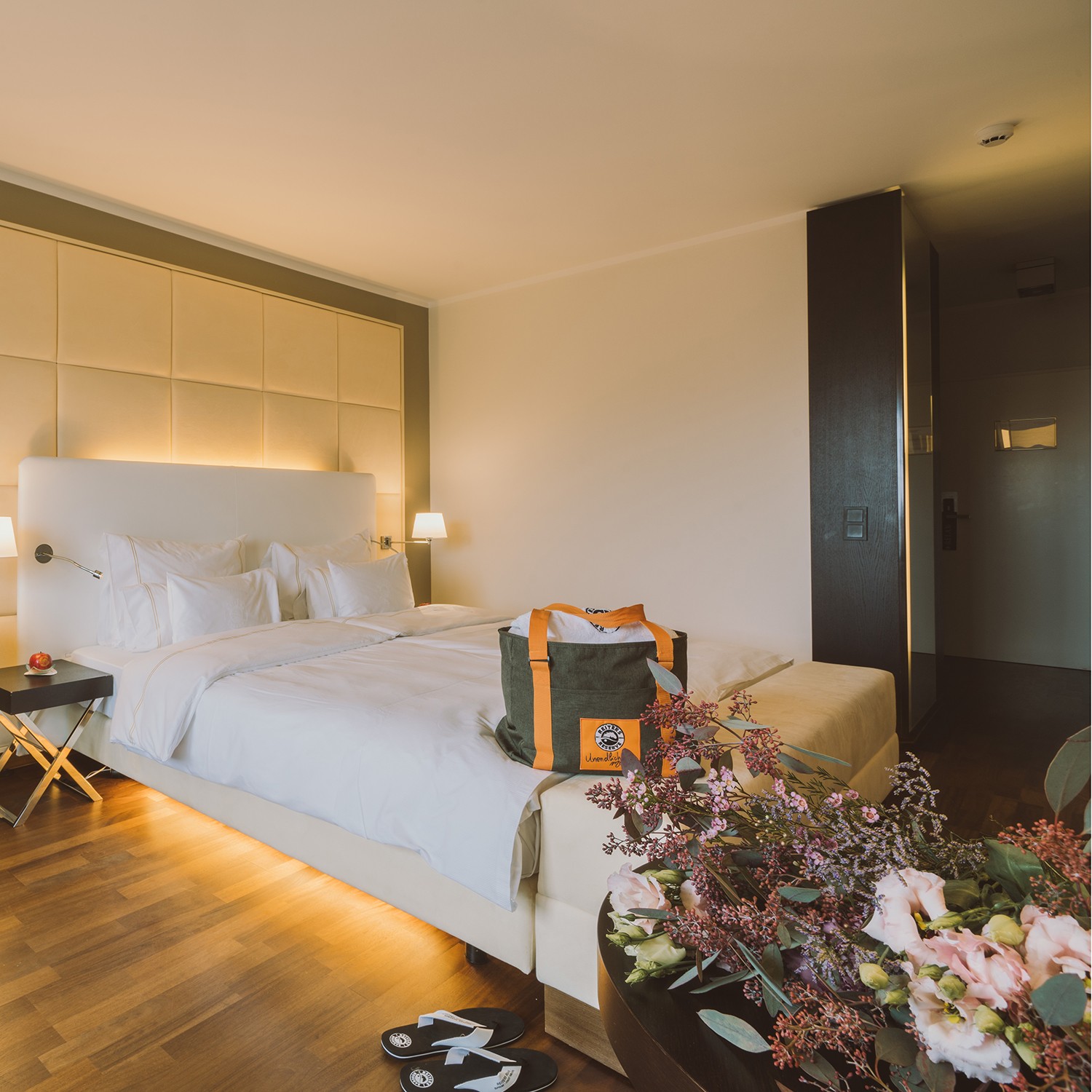Hotel Reiters Supreme - Double room with flower arrangement