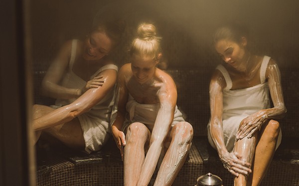 Hotel Reiters Supreme - three women apply cream in the steam bath