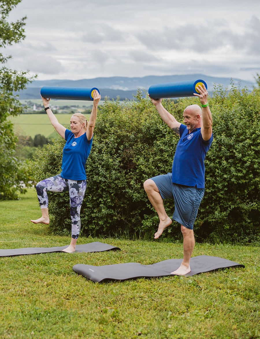 Hotel Reiters Supreme - A man and a woman doing gymnastics exercises outdoors