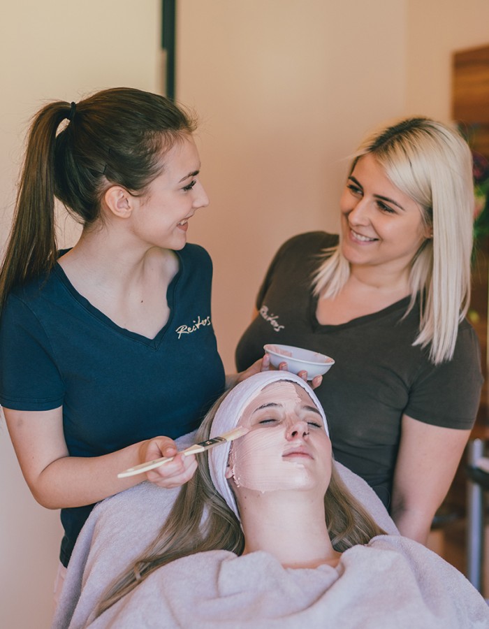 Hotel Reiters Supreme - cosmetics apprentice applies face mask