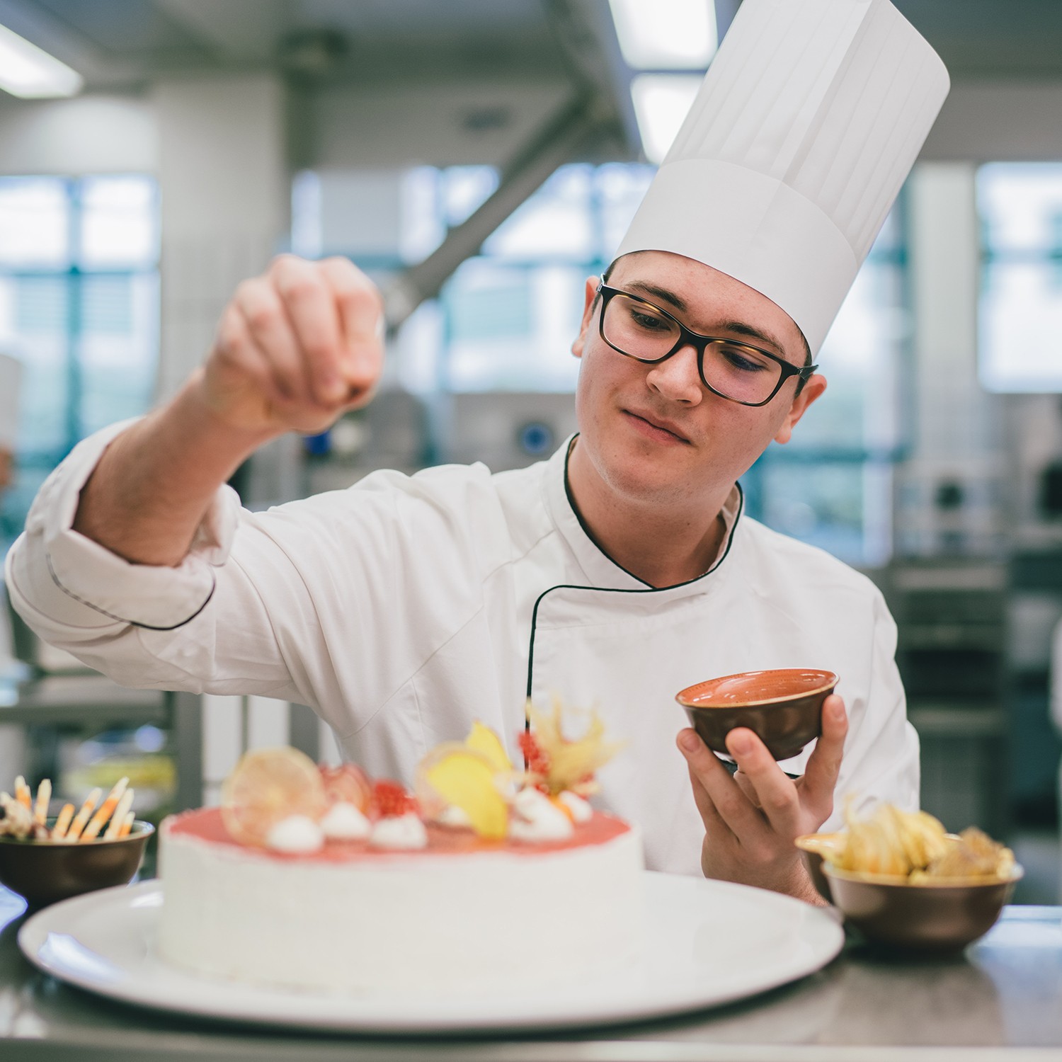 Hotel Reiters Supreme - Apprentice chef decorates cake