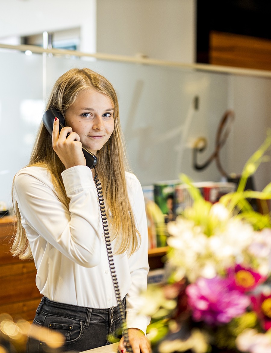 Hotel Reiters Supreme - young lady by telephone at the reception