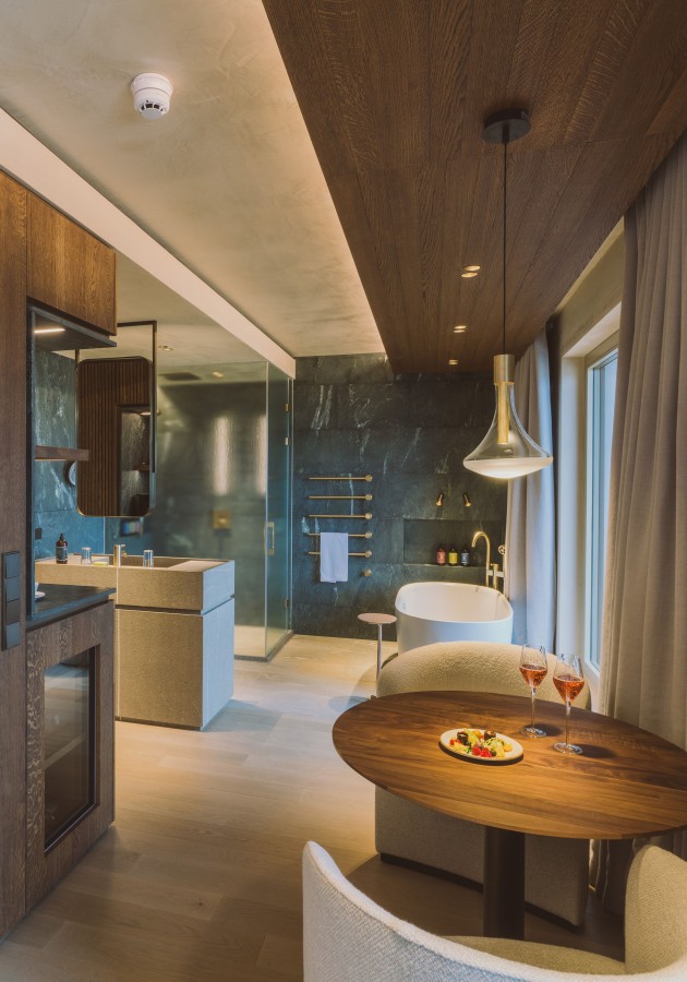 Hotel Reiters Supreme - Blick vom Bett ins offene Badezimmer der Spa Juniorsuite