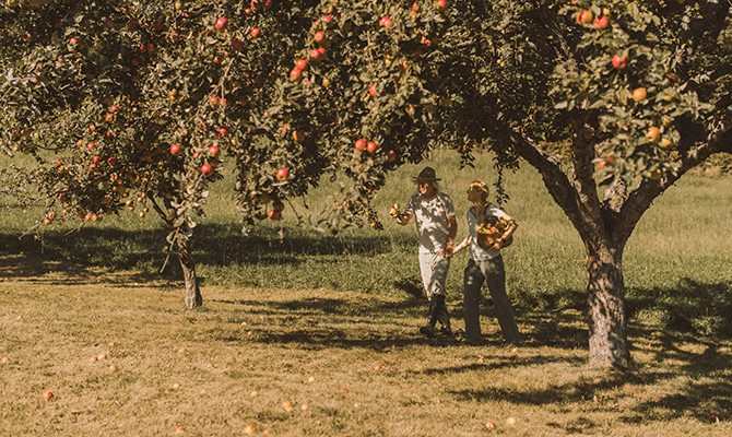 Hotel Reiters Supreme - Mr and Mrs Reiter under apple trees