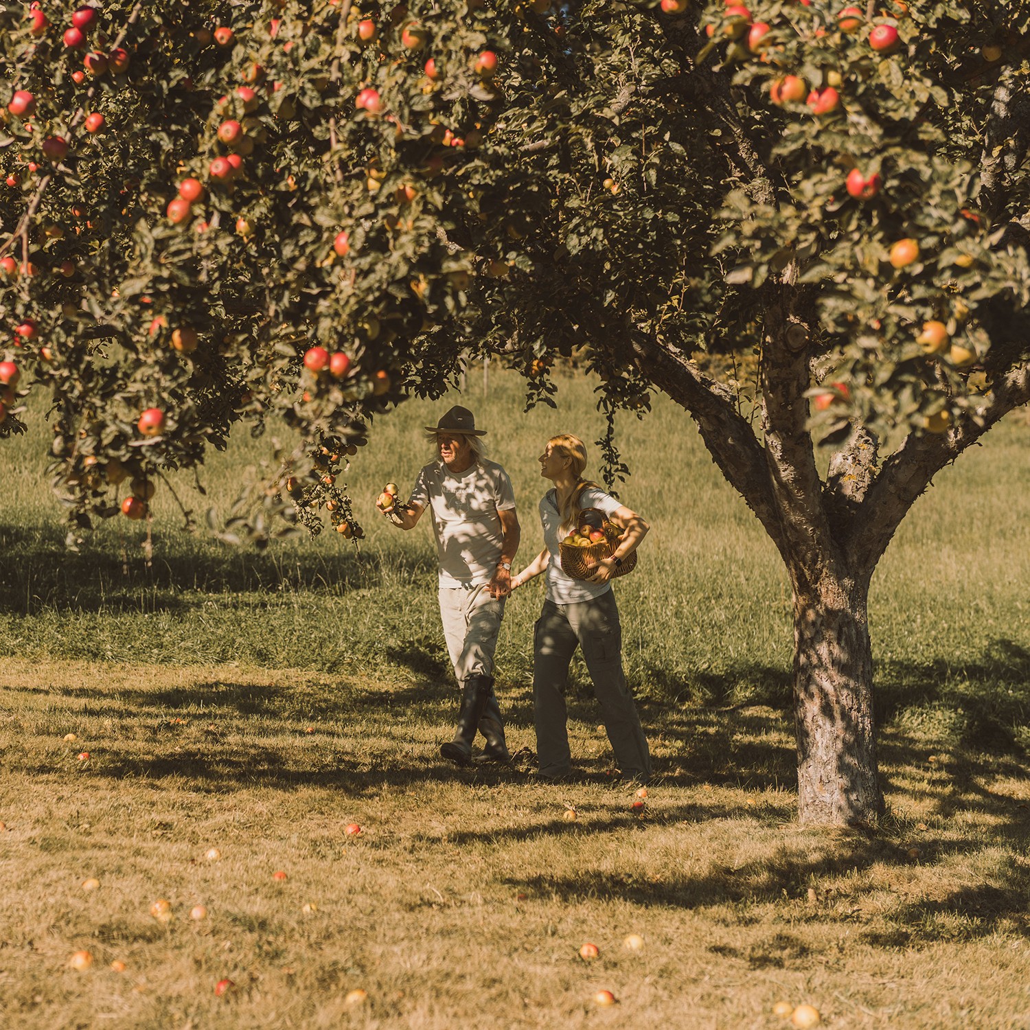 Hotel Reiters Supreme - Mr. and Mrs. Reiter under apple trees
