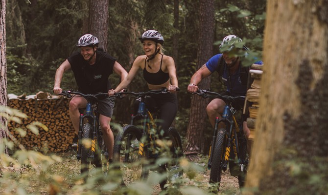 Hotel Reiters Supreme - E-Mountainbiketour durch den Wald