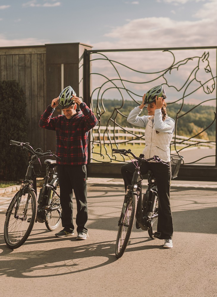 Hotel Reiters Supreme - zwei Radfahrer beim Helm aufsetzen