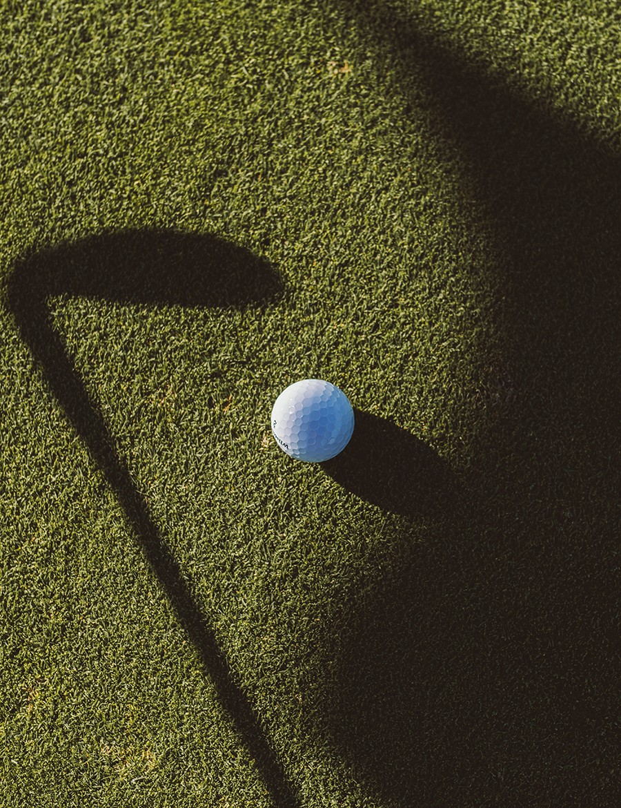 Hotel Reiters Supreme - Golfball am Green mit Schatten von Golfschläger
