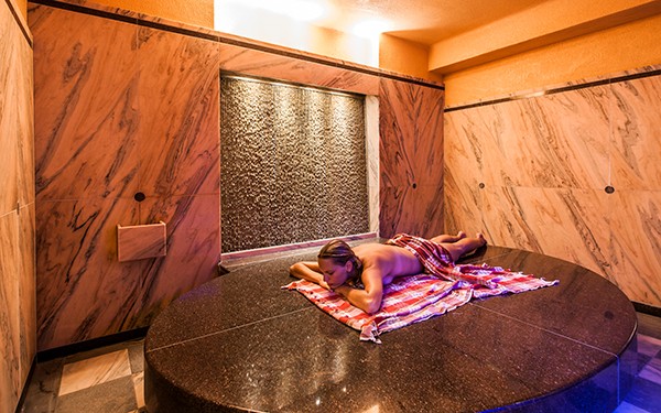 Hotel Reiters Supreme - Woman in prone position enjoys warmth in the hammam