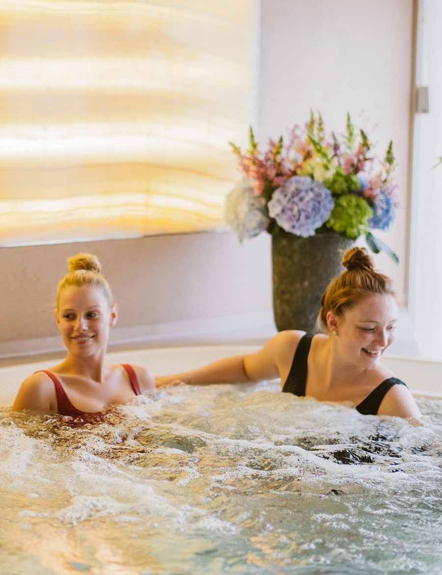 Hotel Reiters Supreme - two women in the bubbling whirlpool