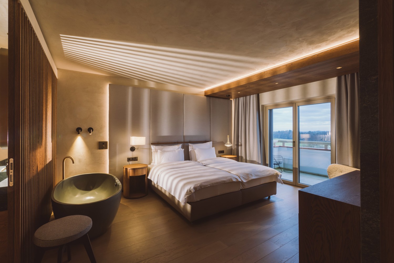 Hotel Reiters Supreme - Schlafzimmer mit freistehender Badewanne in der Luxury Suite