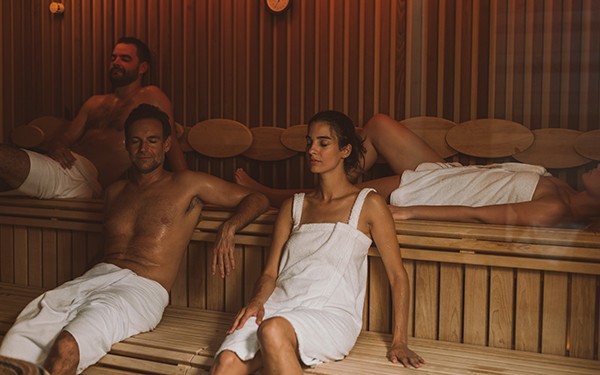 Hotel Reiters Supreme - several people in one sauna cabin