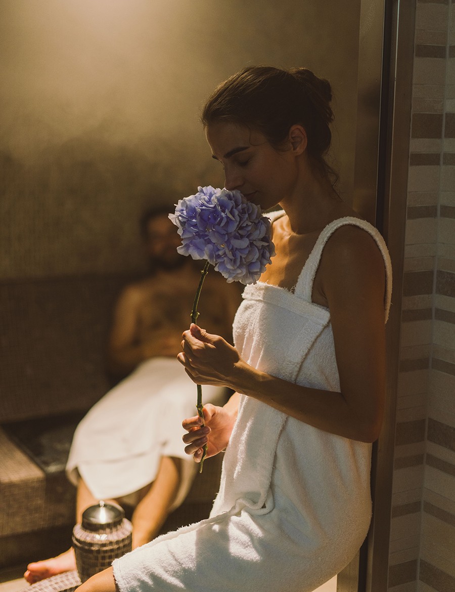 Hotel Reiters Supreme - Lady in sauna kilt smells violet flower