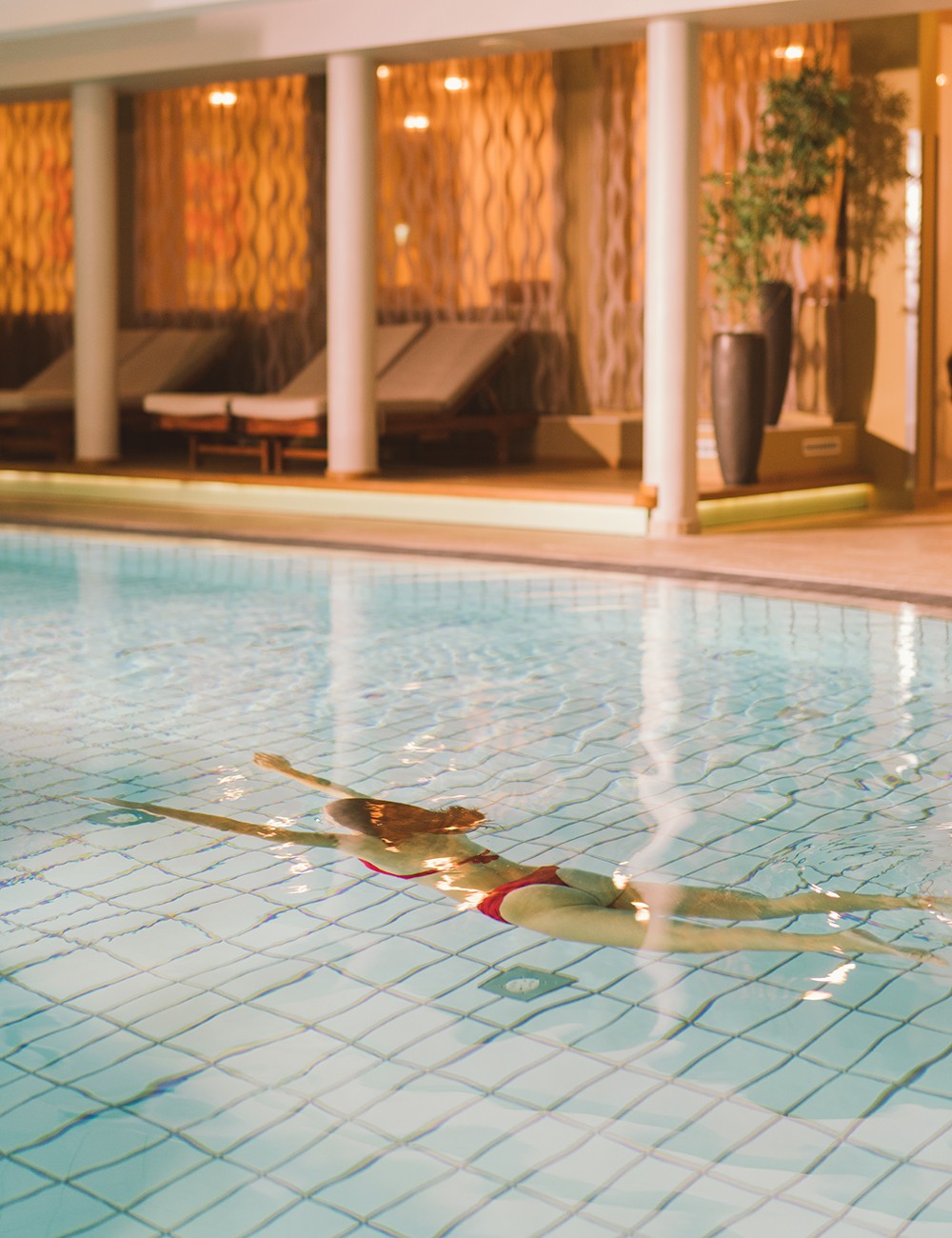 Hotel Reiters Supreme - Dame schwimmt im Relaxbecken