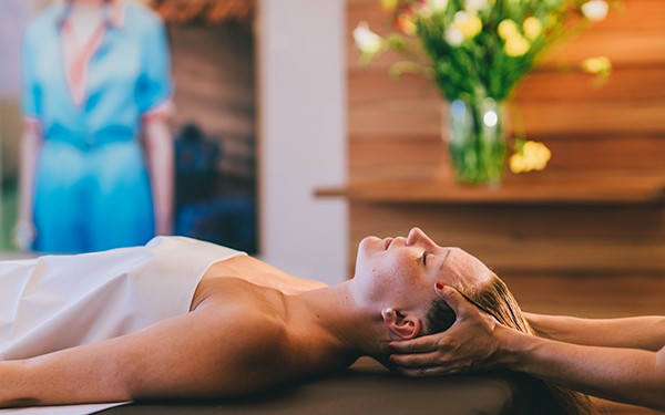 Hotel Reiters Supreme - Woman enjoys head massage