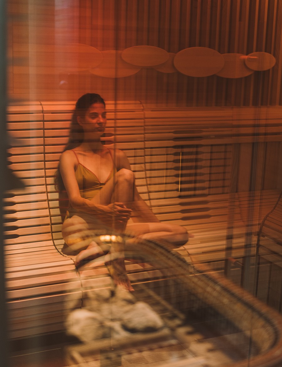 Hotel Reiters Supreme - Woman sitting in infrared cabin