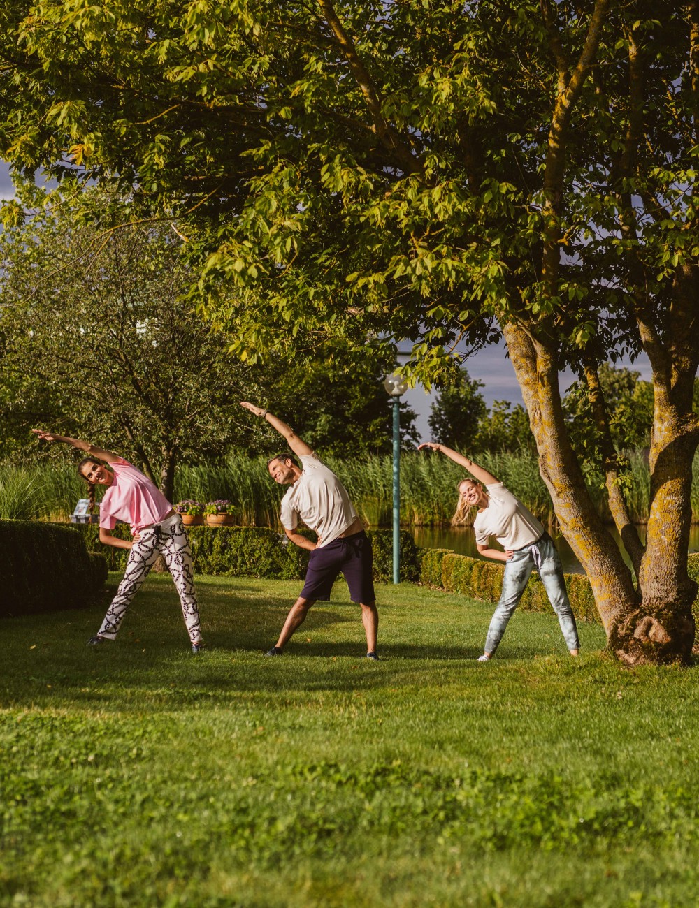 Hotel Reiters Supreme - Gruppe beim Yoga im Garten