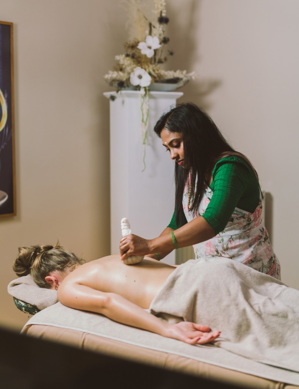 Hotel Reiters Supreme - Frau genießt ayurvedische Behandlung